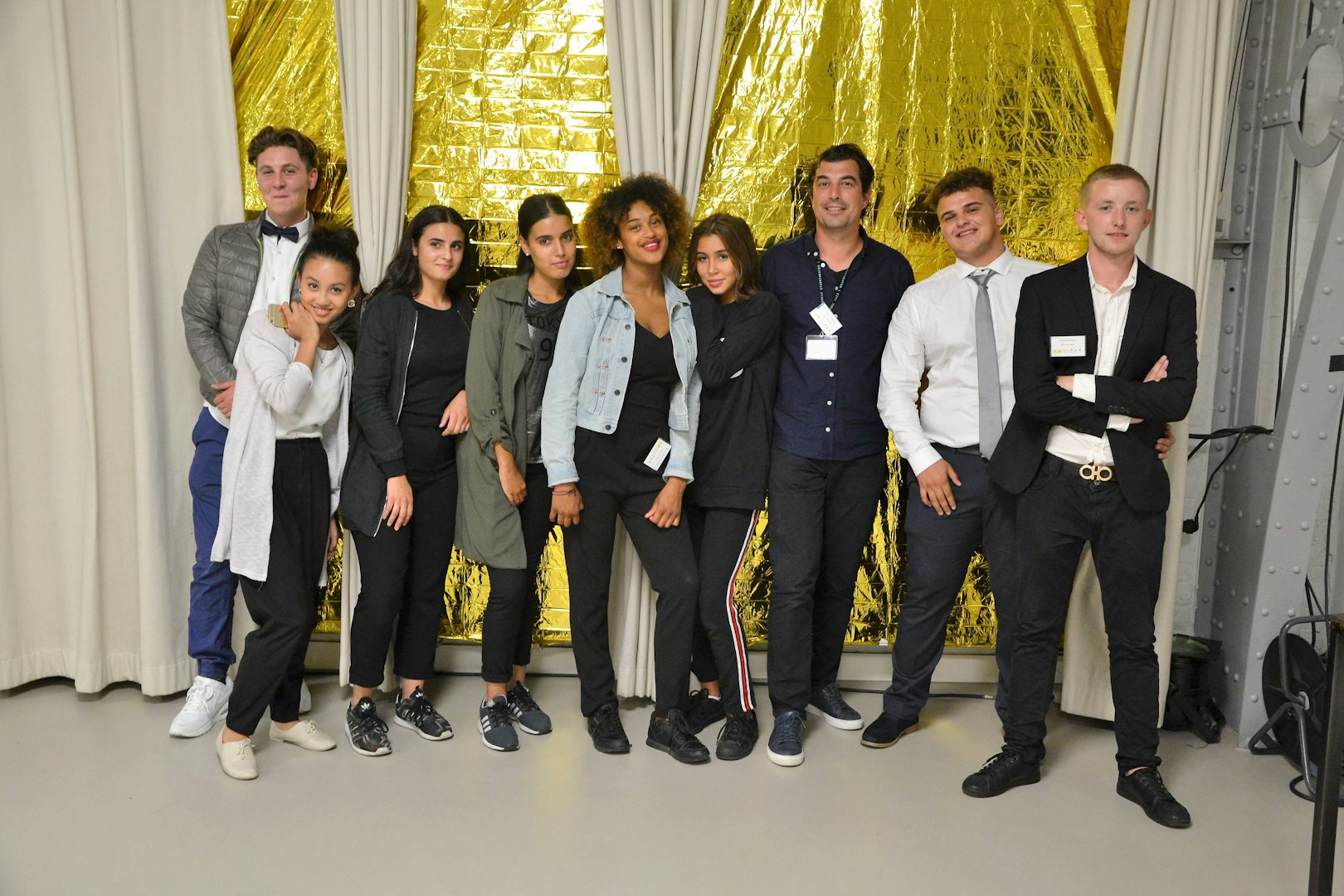 de leerlingen van het Koninklijk Technisch Atheneum Jette zorgden voor een feestelijke inkleding van de zaal